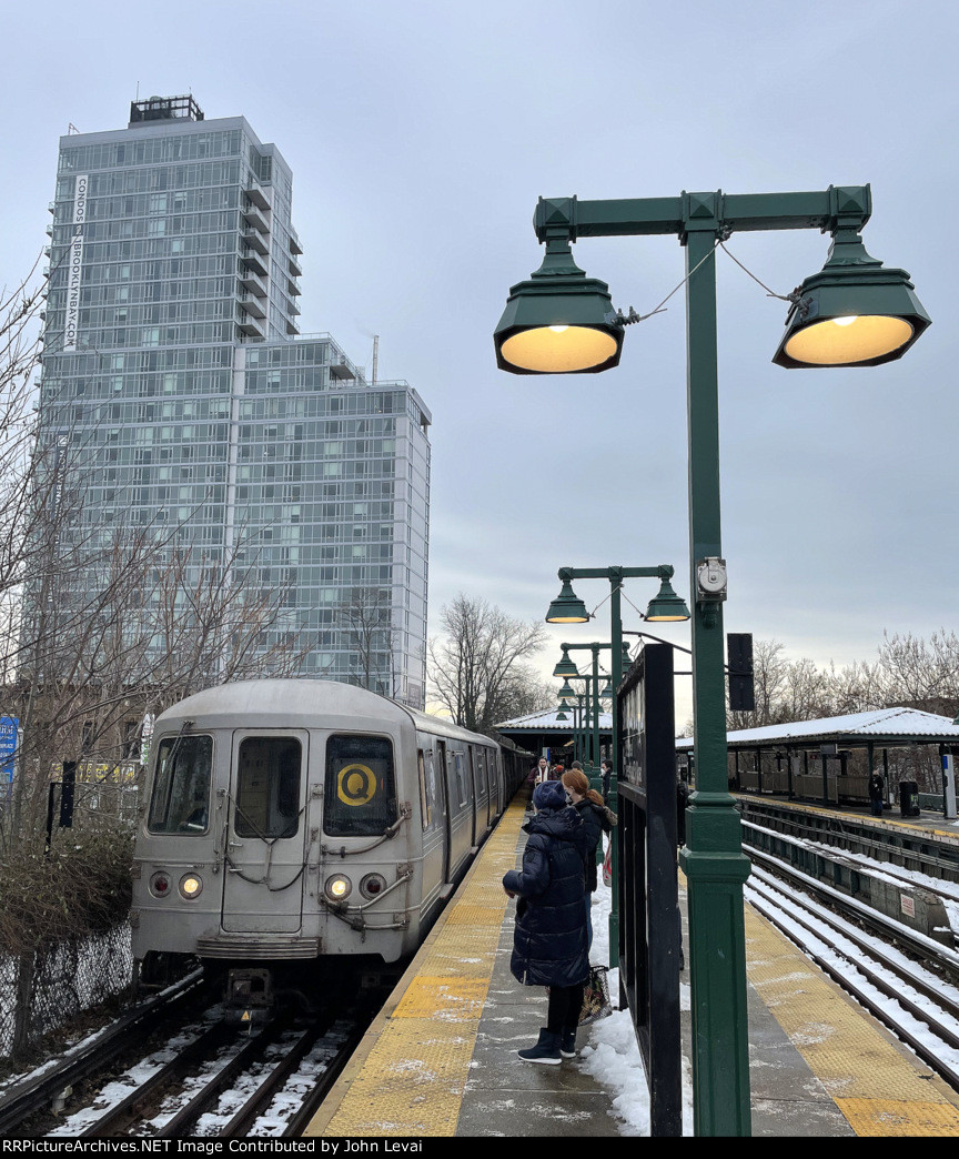 Q train at Sheepshead Bay Station